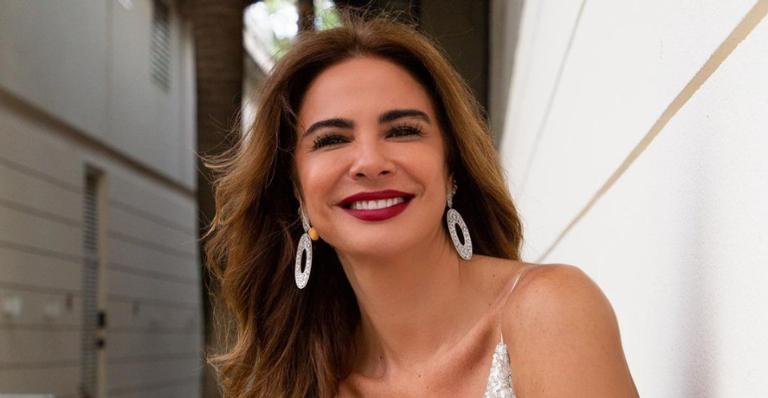 Luciana Gimenez brilha ao adotar visual natural em Ibiza: ''Vestindo um sorriso''
