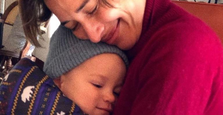 Giselle Itié posta clique amamentando o filho, Pedro Luna, e dispara: ''Ninguém tem que opinar''