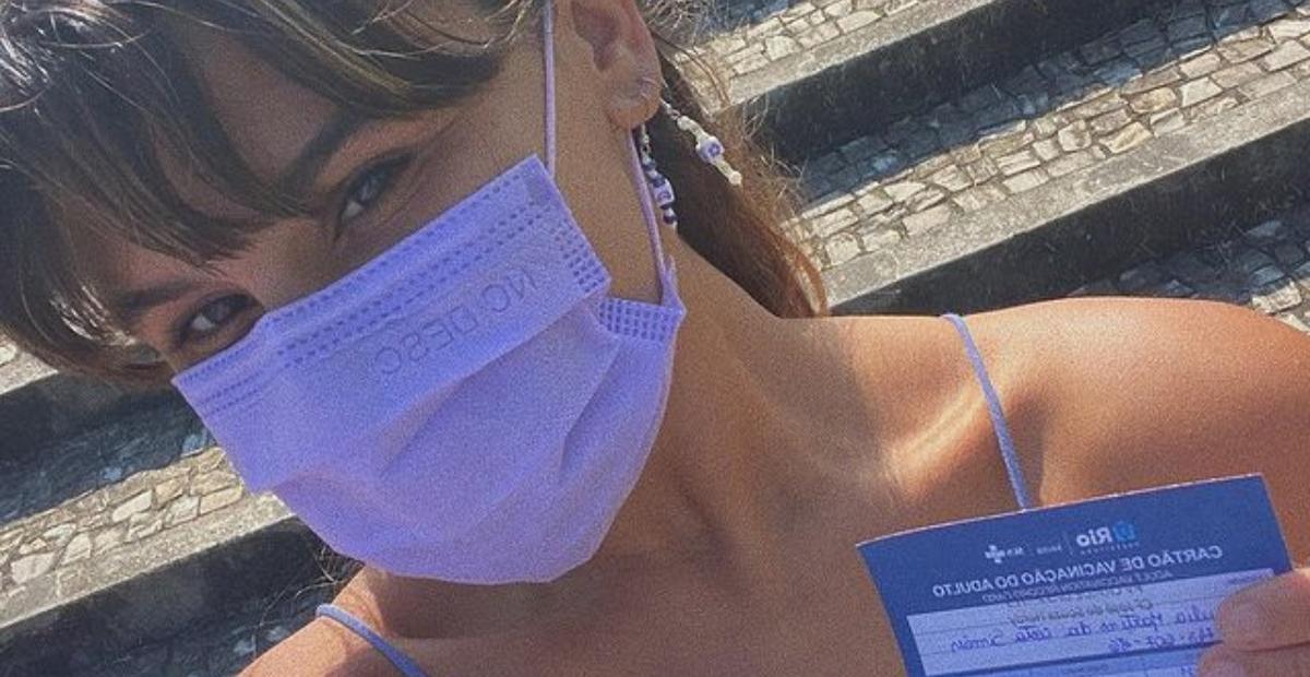 Giulia Costa é vacinada contra a covid-19 e faz pedido: ''Não escolham vacina''