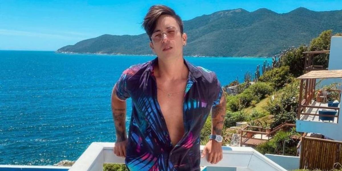 Tatuado, Daniel Caon exibe boa forma em clique se refrescando na ducha: ''Tudo na paz''
