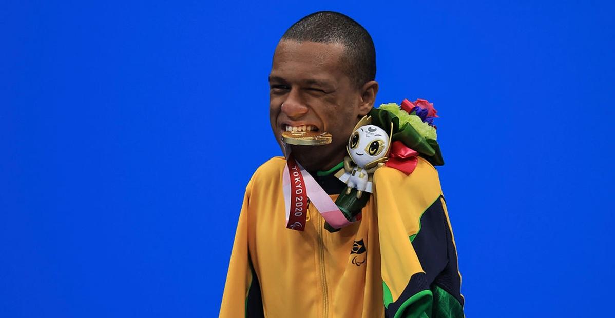 Gabriel Araújo conquista medalha de ouro nos 200m livre na natação e comemora na web