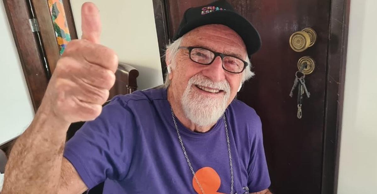 Aos 88 anos, Ary Fontoura cuida do jardim de sua residência e manda mensagem: ''Sigo com fé''