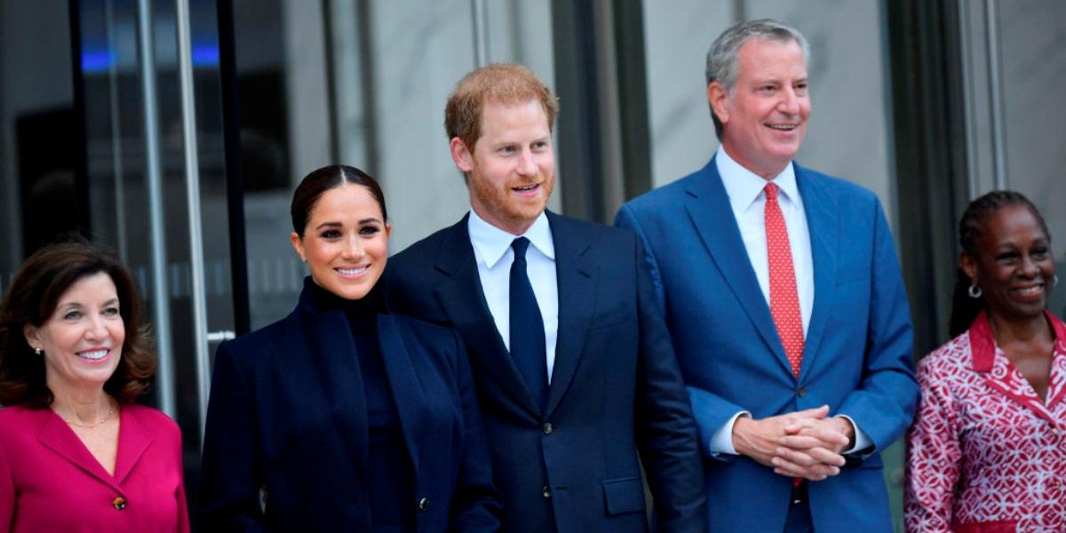 Príncipe Harry e Meghan Markle fazem primeira aparição pública após saída da realeza