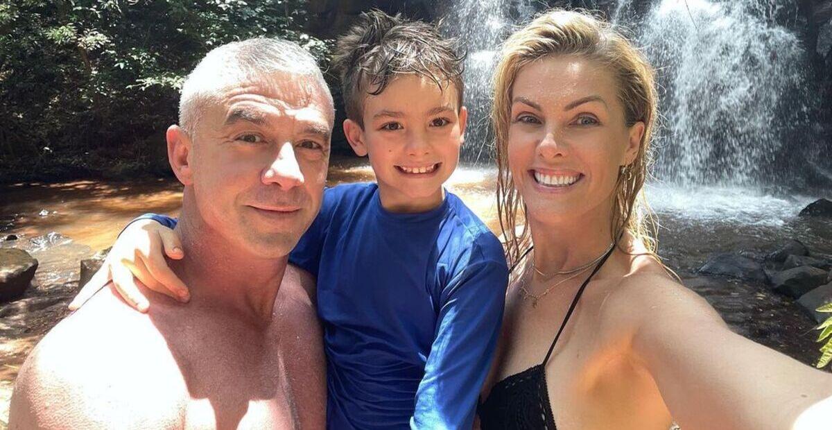 De biquíni preto, Ana Hickmann esbanja beleza em cachoeira com a família