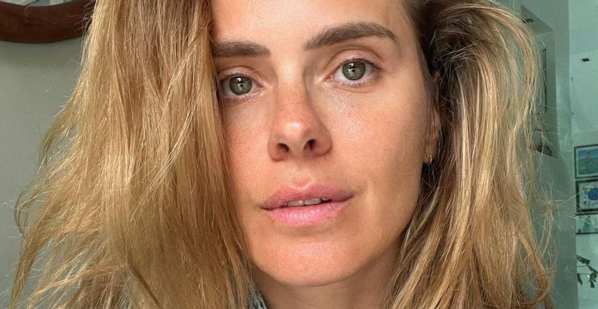 De roupão, Carolina Dieckmann exibe beleza natural em selfie de cara lavada: ''Frio''
