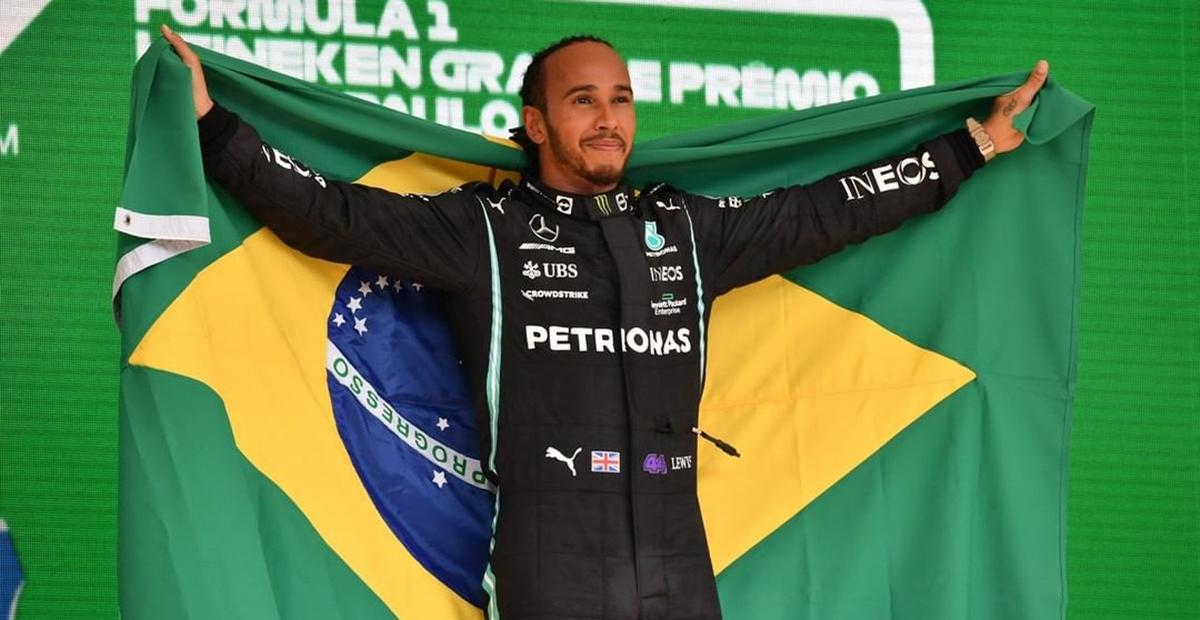 Lewis Hamilton vence GP de São Paulo e emociona ao levantar bandeira do Brasil