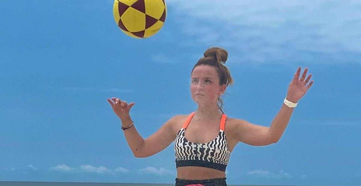 Larissa Manoela joga futevôlei na praia e brinca: ''A mãe é jogadora''