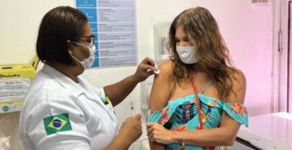 Cristiana Oliveira toma terceira dose da vacina da covid-19: ''Viva o SUS''