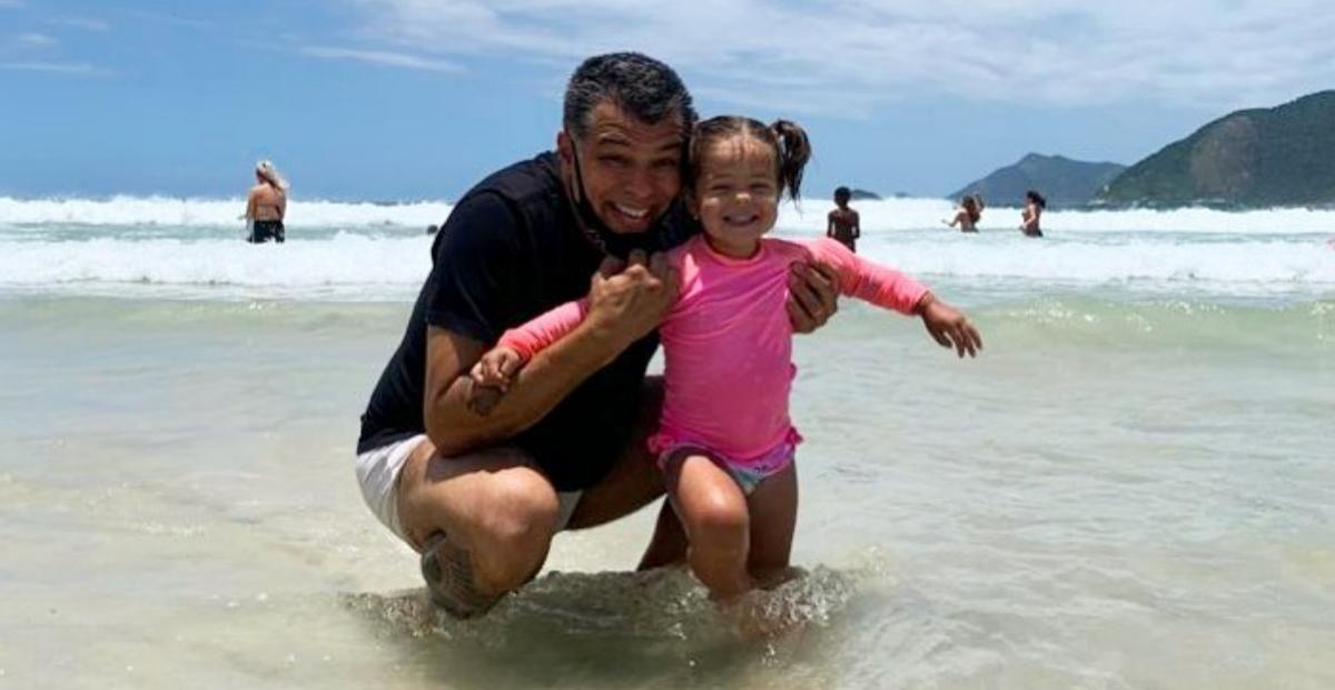 Mauricio Mattar curte praia coladinho com a filha, Ilha: ''Com a minha bonequinha''
