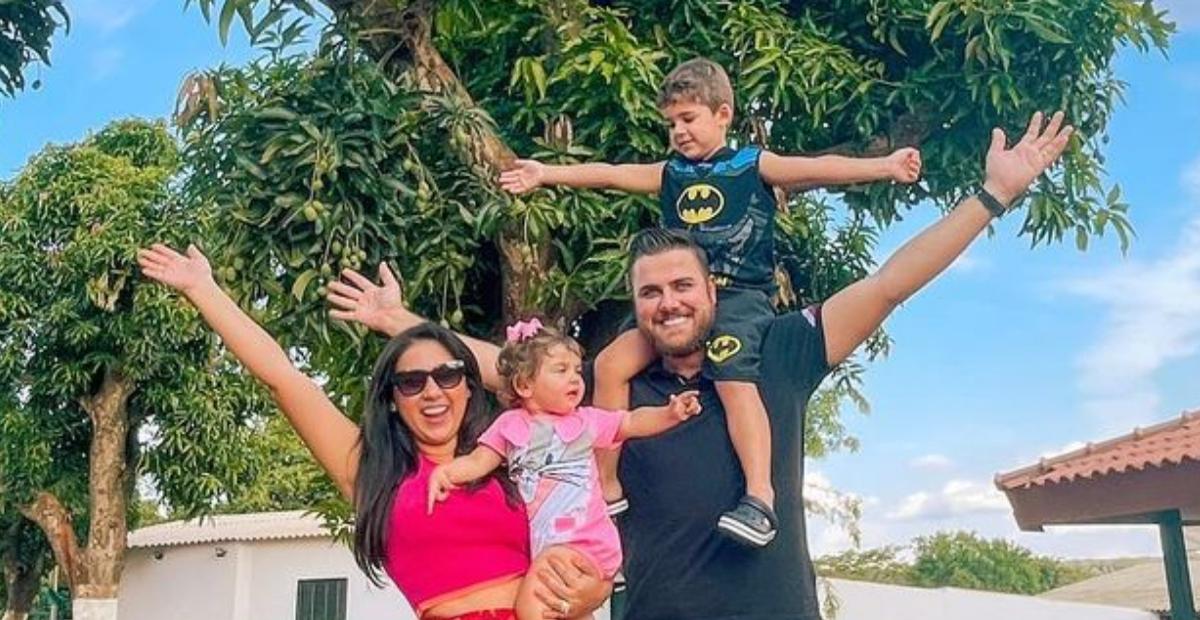 Zé Neto exibe registros natalinos ao lado da esposa e dos filhos e web reage: ''Família linda''