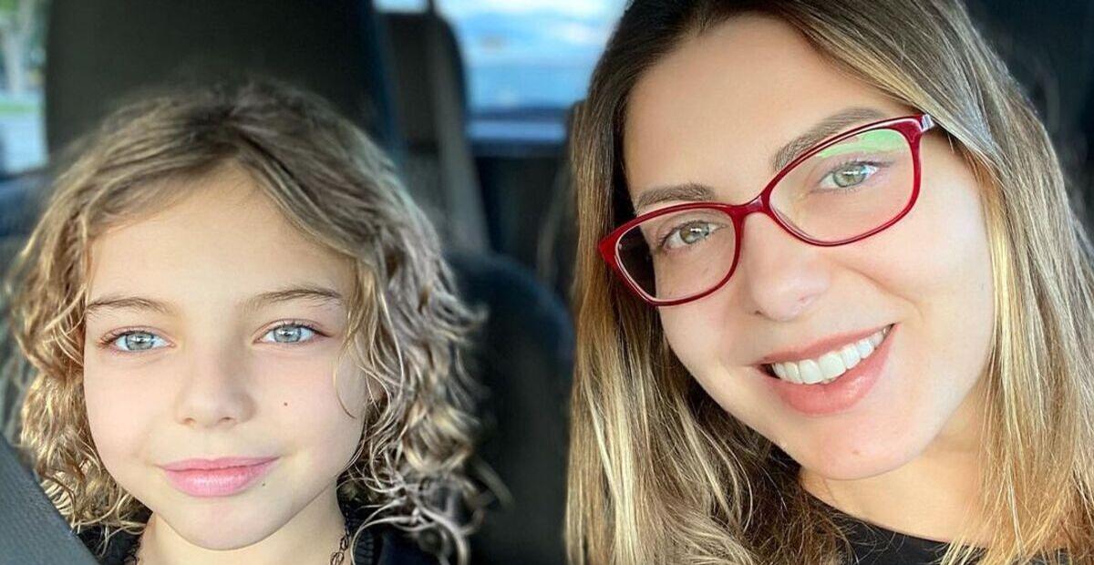 Sheila Mello recorda foto da infância e impressiona com semelhança com a filha: ''Seu clone''