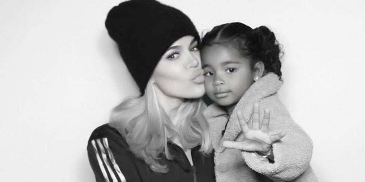 Khlóe Kardashian encanta ao exibir clique fofíssimo da filha com seu novo gatinho