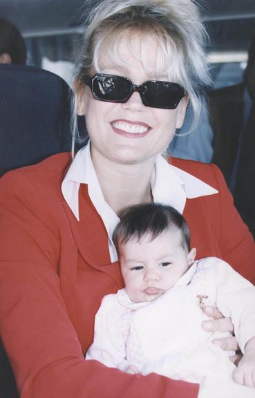 A estilista e modelo no colo da mãe, ainda bebezinha - Foto: Arquivo CARAS