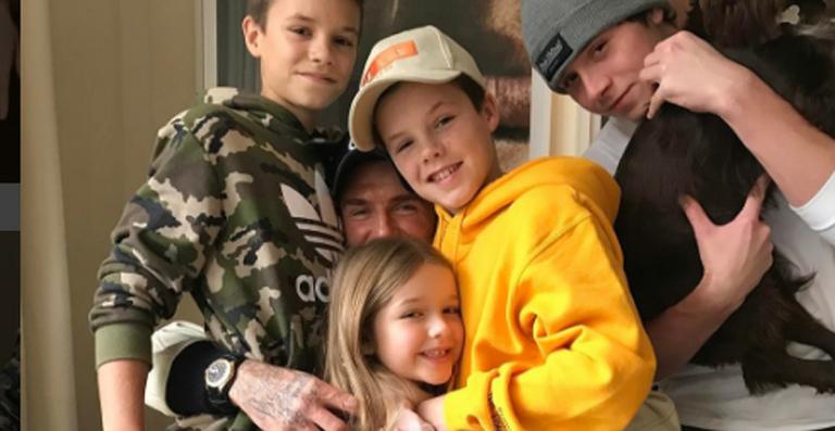 David Beckham surge rodeado pelos quatro filhos
