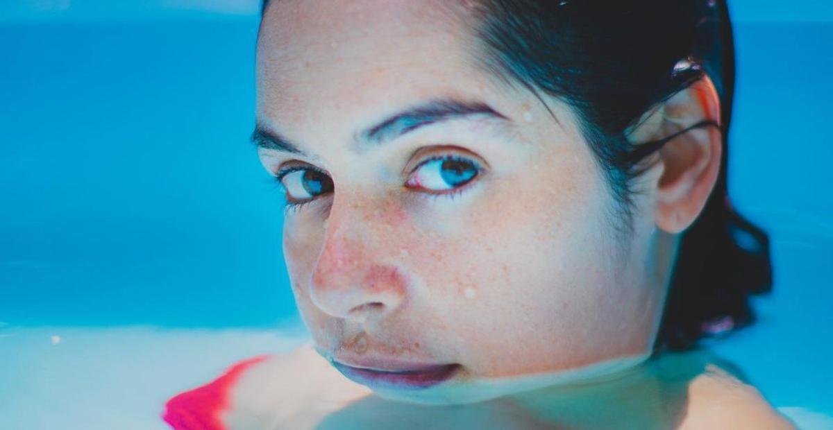 À espera do primeiro filho, Maria Flor mostra barrigão na reta final da gravidez em foto na piscina