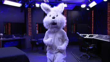 Arthur Aguiar retorna vestido de coelho da Páscoa - Reprodução/Globo
