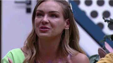 Bárbara chora muito no reencontro com ex-colegas e comove Tadeu Schmidt - (Divulgação/TV Globo)