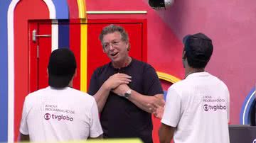 Boninho entrou na casa do BBB e comandou uma brincadeira com os participantes - Reprodução/Globo