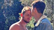 De toalha, ex-BBB Daniel Lenhardt posta foto abraçado ao namorado, Marcus Lobos - Foto/Instagram