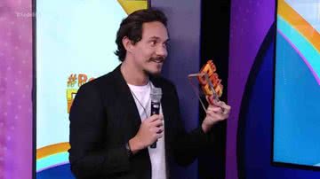 Eli vira piada ao receber prêmio por sua falta de sorte no jogo - (Divulgação/TV Globo)