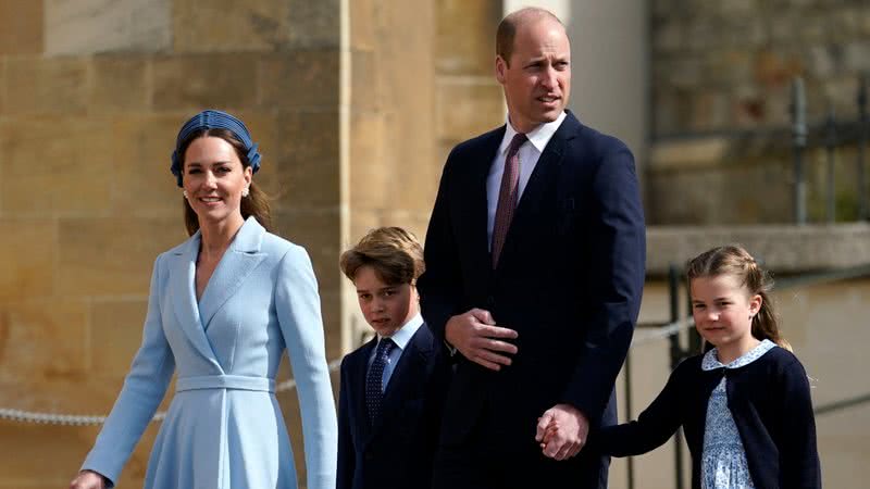 Príncipe George e princesa Chaarlotte participaram pela primeira vez do culto de Páscoa da família real - Getty Images