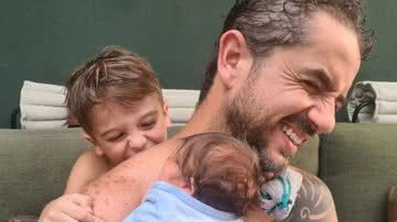 Felipe Andreoli curte momento carinhoso com os filhos, Rocco e Leon - Reprodução/Instagram
