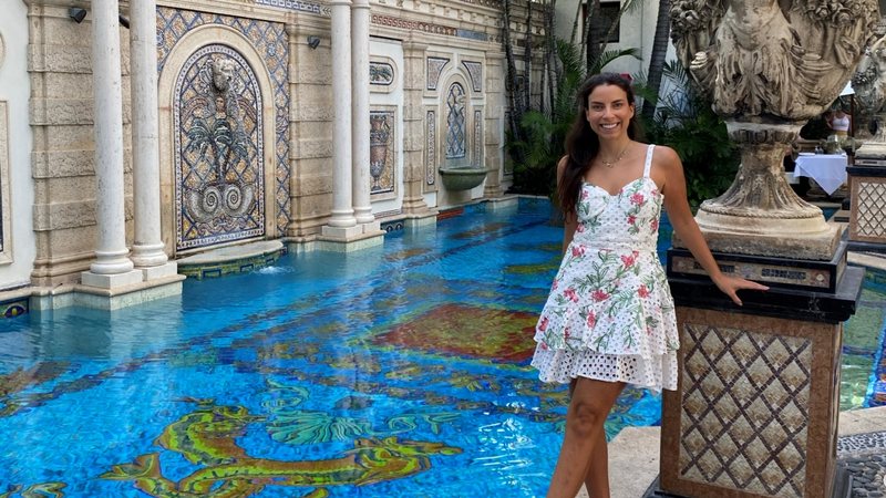 Alessandra Stocker visita mansão luxuosa construída pelo estilista italiano Gianni Versace - Foto/Reprodução