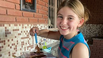 Lorena Queiroz curte a Páscoa fazendo ovos de chocolate com a família - Foto: Divulgação