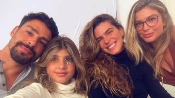 Muito madura! Mariana Goldfarb surge ao lado da ex de Cauã Reymond, Grazi Massafera, e da filha do casal, Sofia - Reprodução/Instagram
