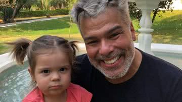 Maurício Mattar encanta web ao surgir coladinho com a filha, Ilha, em momento divertido - Reprodução/Instagram