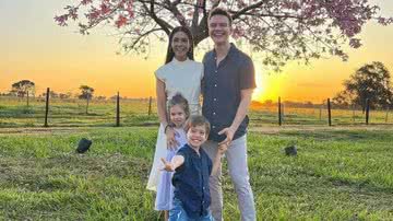 Michel Teló surge coladinho com sua esposa e filhos em clique encantador - Reprodução/Instagram
