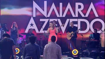 Com look laranja, Naiara Azevedo foi a primeira artista a se apresentar na final do BBB - Reprodução/Globo