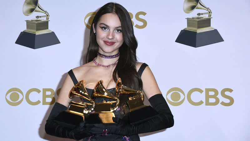 Olivia Rodrigo levou três Grammys para casa, incluindo o de Artista Revelação - Foto: Getty Images