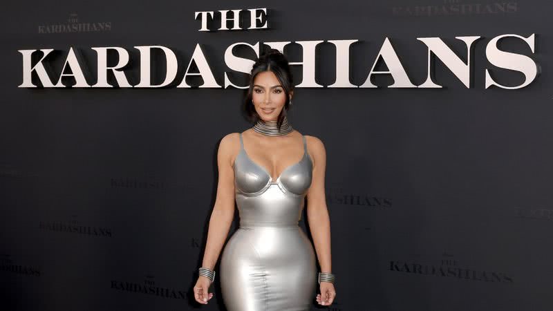 Kim Kardashian brilhou na premiere de The Kardashians com um vestido prateado - Foto: Getty Images