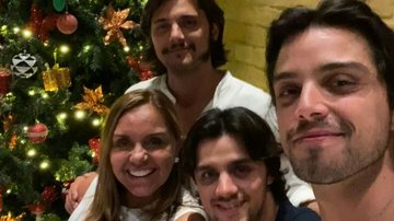 Mãe de Bruno Gissoni, Rodrigo e Felipe Simas posta foto antiga ao lado dos herdeiros - Reprodução/Instagram