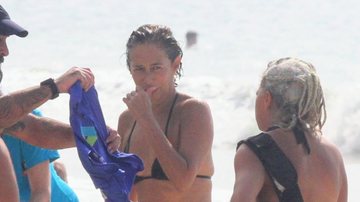 Andréa Beltrão exibe boa forma ao curtir praia carioca - Dan Delmiro/Ag News