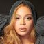 Beyoncé aposta em look decotadíssimo para noitada com o marido, Jay Z
