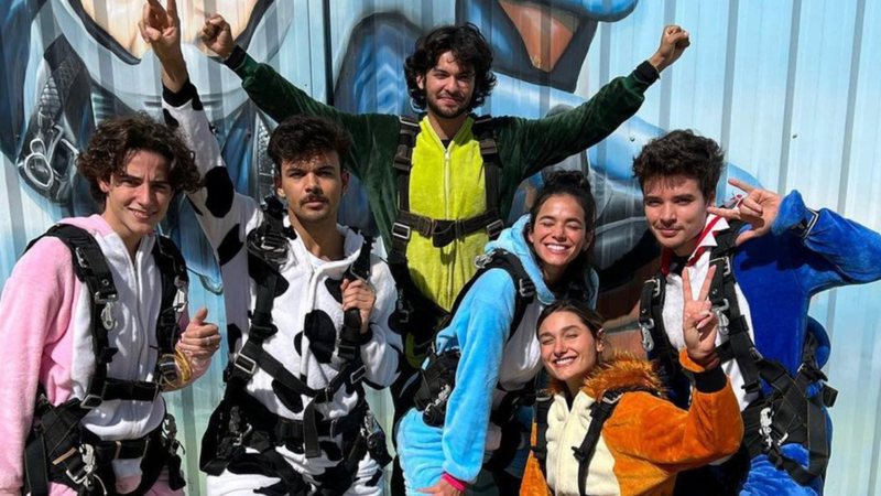 Bruna Marquezine e Xolo Maridueña aproveitam aventura aérea com amigos - Reprodução/Instagram