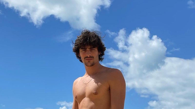 Bruno Montaleone é clicado exibindo abdômen trincado em banho de mar - Foto/Instagram