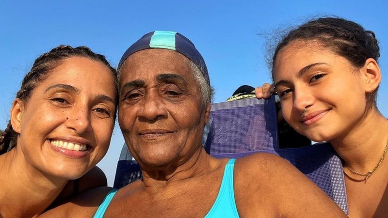 Camila Pitanga curte dia de sol na praia com a mãe e a filha - Reprodução/Instagram