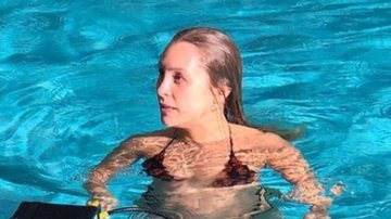 Carla Diaz entrou na piscina para gravar uma cena - Reprodução: Instagram