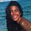Dhiovanna Barbosa faz topless na praia