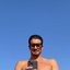 Enzo Celulari exibe físico definido e tatuado em clique sem camisa durante passeio em Ibiza