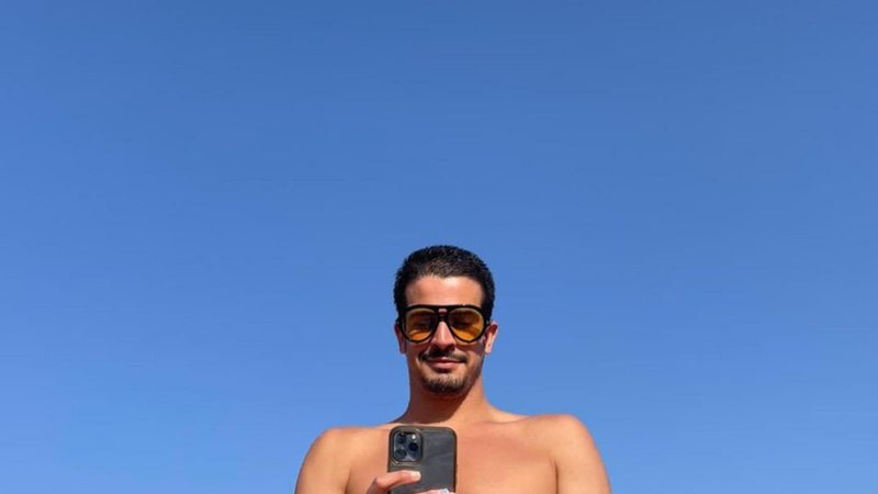 Enzo Celulari exibe físico definido e tatuado em clique sem camisa durante passeio em Ibiza - Foto/Instagram