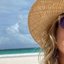 Aos 53 anos, Jennifer Aniston exibe boa forma ao renovar o bronzeado em praia deserta