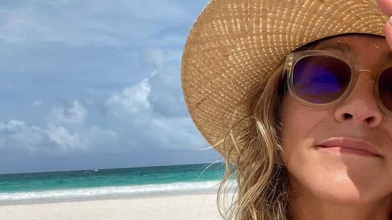 Aos 53 anos, Jennifer Aniston exibe boa forma ao renovar o bronzeado em praia deserta - Reprodução/Instagram