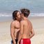 Jesuíta Barbosa beija rapaz em dia na praia