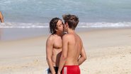 Jesuíta Barbosa beija rapaz em dia na praia - Fotos: JC Pereira / AgNews