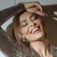 Juliana Paes esbanja elegância ao usar vestido prateado com grande decote