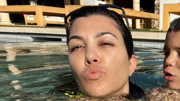 Kourtney Kardashian curte dia de piscina com o filho caçula e choca web com semelhança entre eles - Foto/Instagram